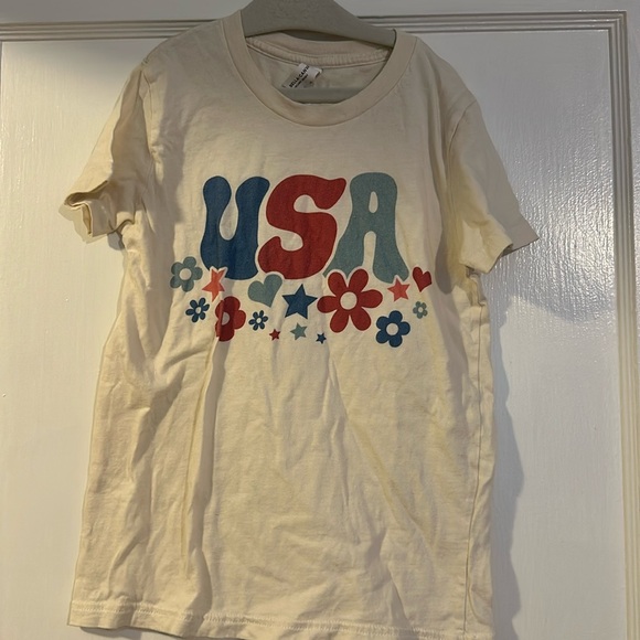 The cutest cream USA shirt with floral and hear details size small 6-8 - Picture 1 of 2